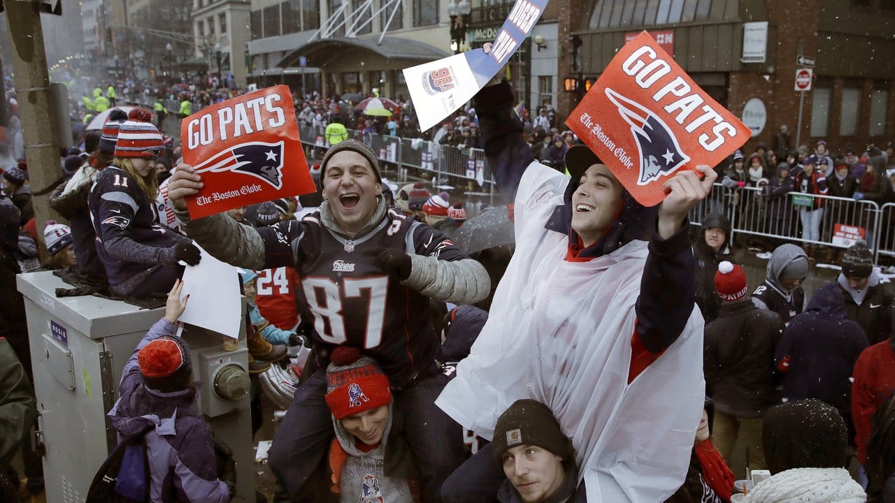 Fans der New England Patriots säumen die Straßen in Boston.