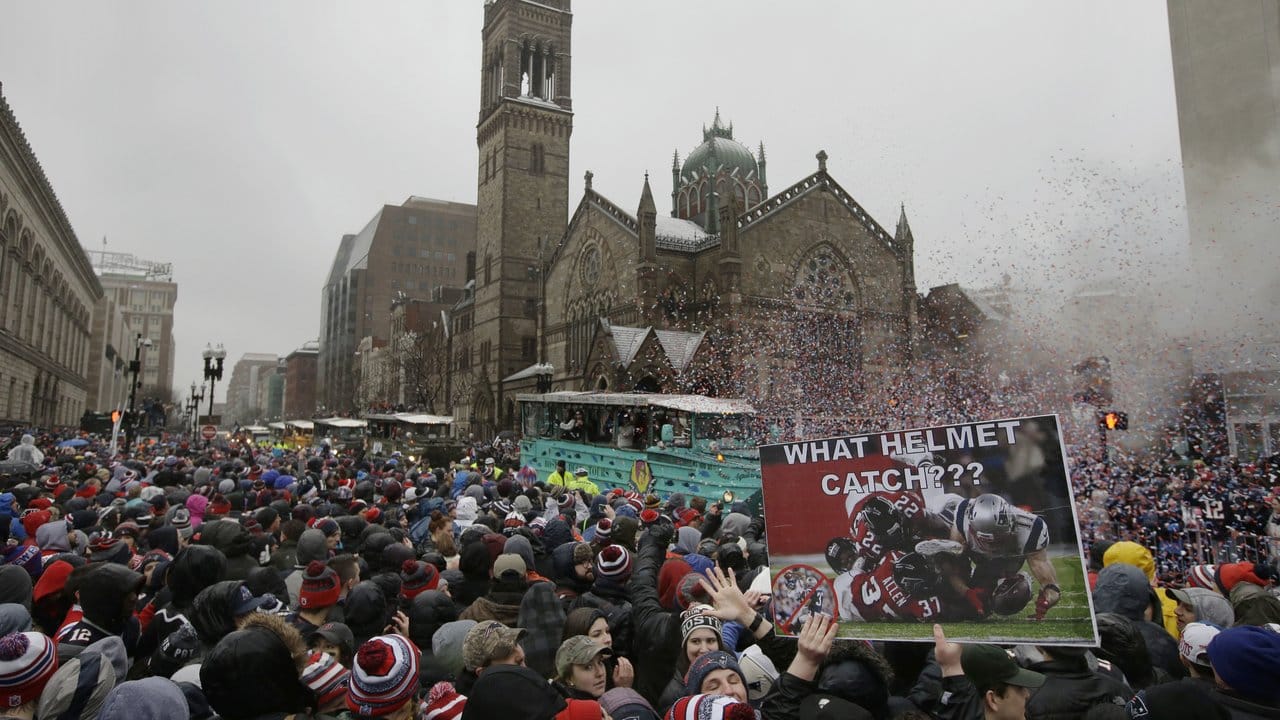 Die Fans in Boston ließen sich auch vom kalten Wetter nicht abhalten: Zehntausende kamen zur Parade.