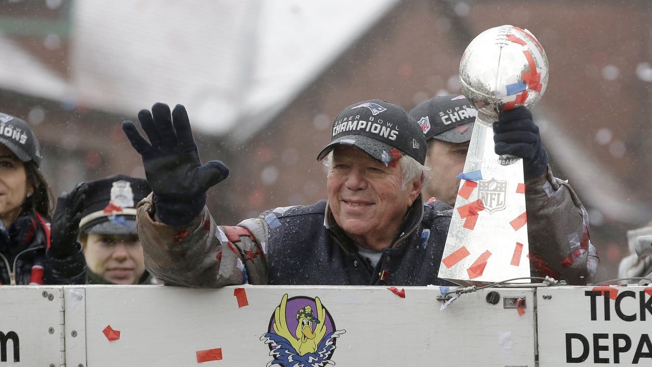 Robert Kraft, Besitzer der New England Patriots zeigt die Vince-Lombardi-Trophy.