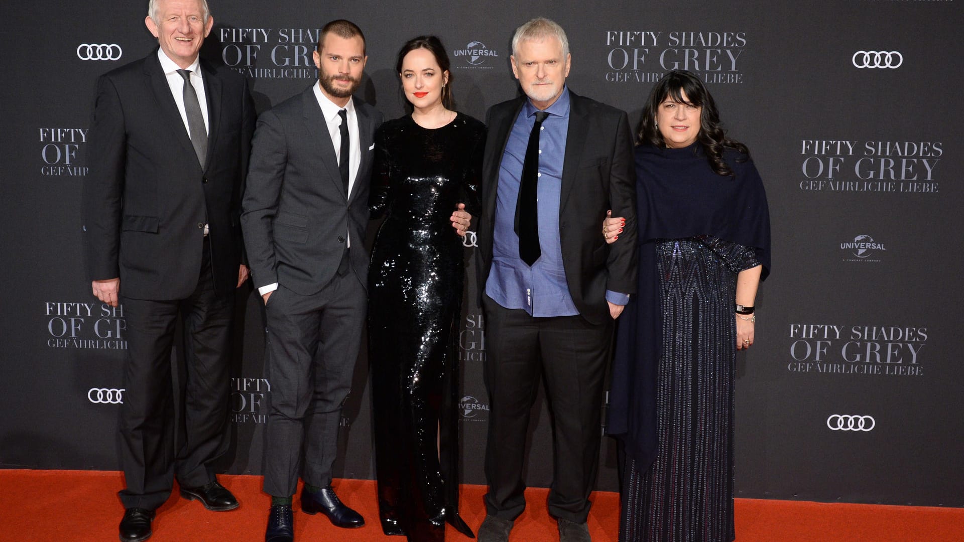 UPI-Germany-Geschäftsführer Paul Steinschulte, Jamie Dornan und Dakota Johnson, Regisseur James Foley und Romanautorin E. L. James am 7. Februar 2017 bei der Europapremiere zu "Fifty Shades of Grey - Gefährliche Liebe" im CinemaxX Dammtor in Hamburg.