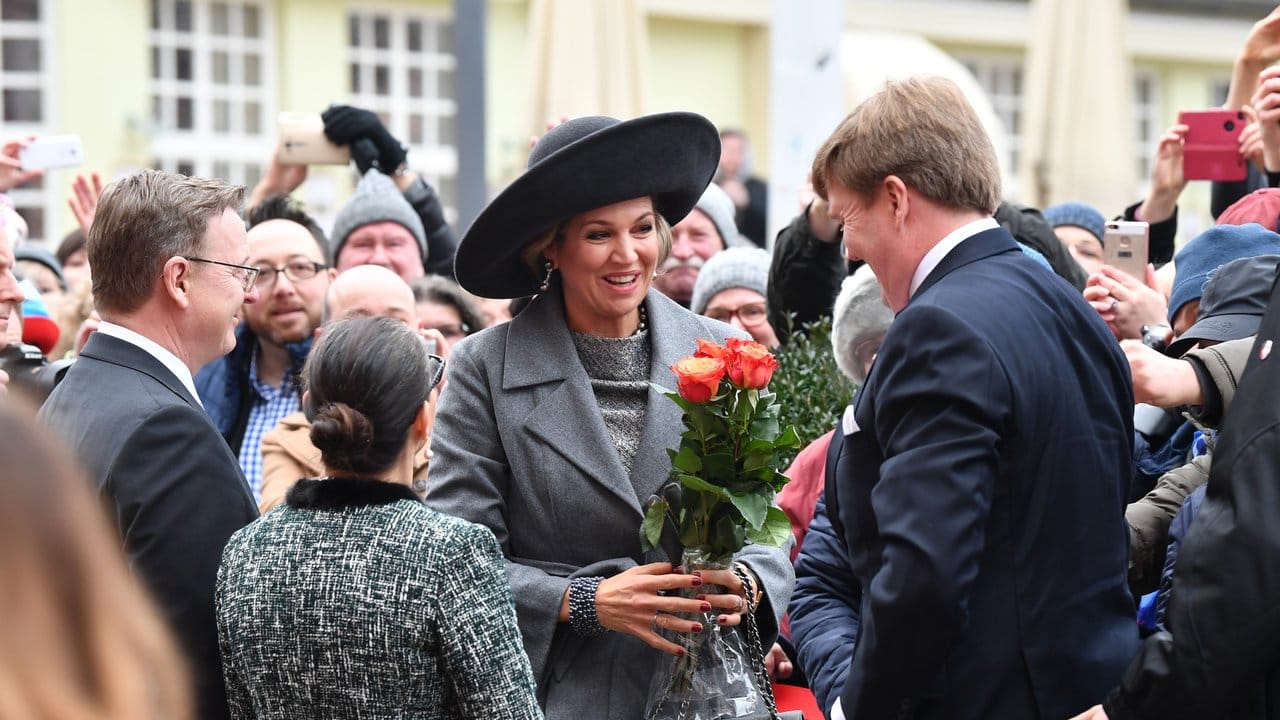 Königin Maxima der Niederlande (m) und König Willem-Allexander in Erfurt vor der Staatskanzlei.