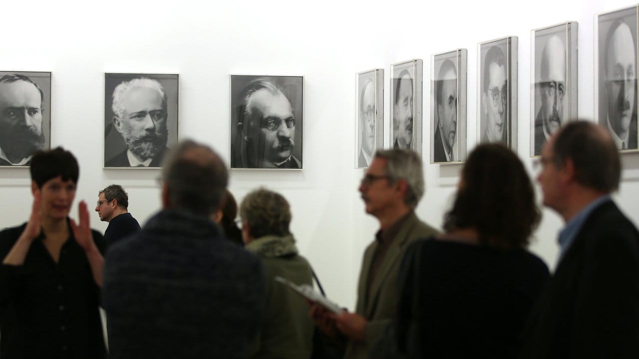 Gerhard Richters Zyklus von 48 Porträts deutscher Geistesgrößen. Gerhard Richters Zyklus von 48 Porträts deutscher Geistesgrößen.