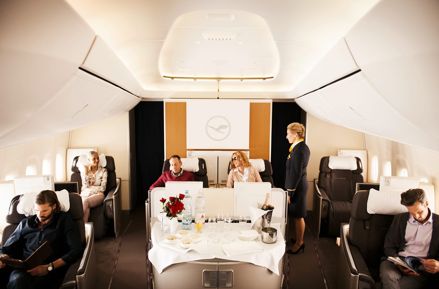 Zwar hat man bei der Lufthansa keine separate Kabine, da man sich den Raum jedoch nur mit sieben weiteren Passagieren teilt, fühlt man sich wie im Privatjet.