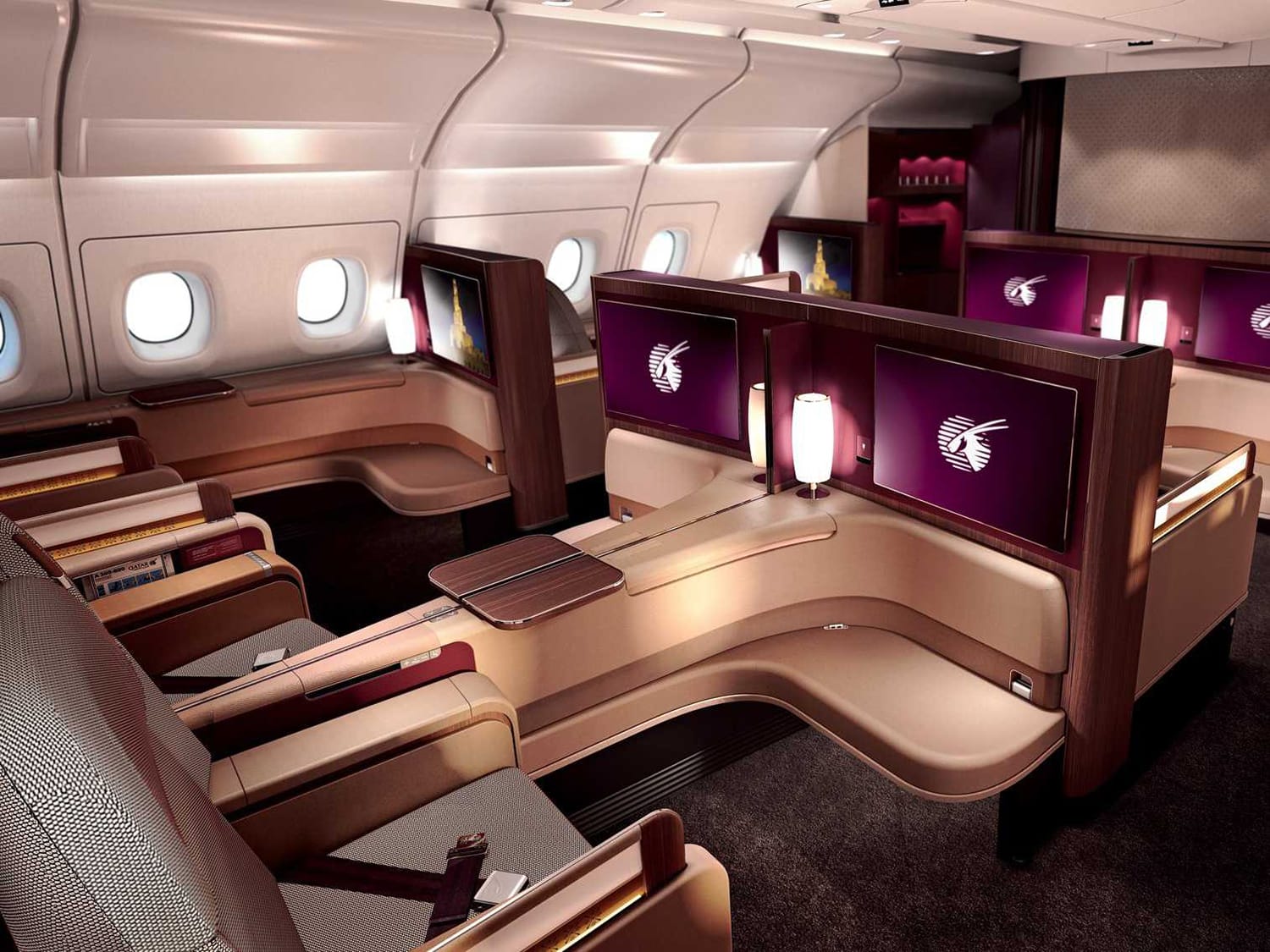 Bei Qatar Airways werden Sie in einer halboffenen Kabine mit zum Bett transformierbarem Sitz gebettet.