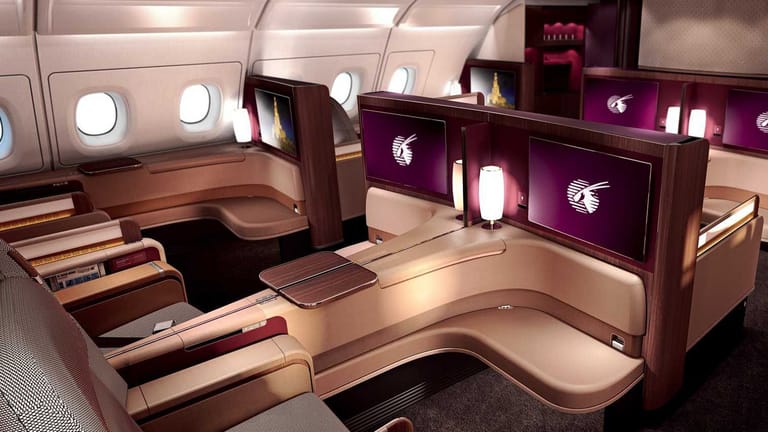 Bei Qatar Airways werden Sie in einer halboffenen Kabine mit zum Bett transformierbarem Sitz gebettet.