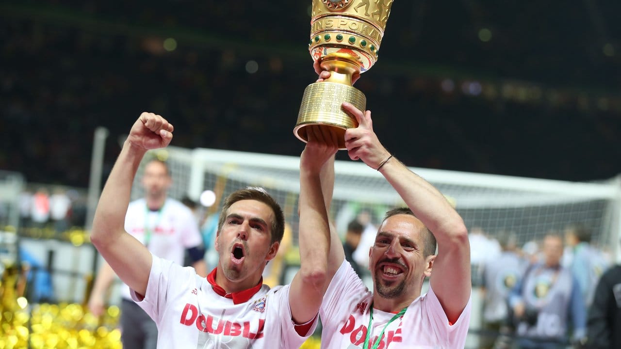 Philipp Lahm und Franck Ribery (r) jubeln im Mai 2016 mit dem DFB-Pokal.