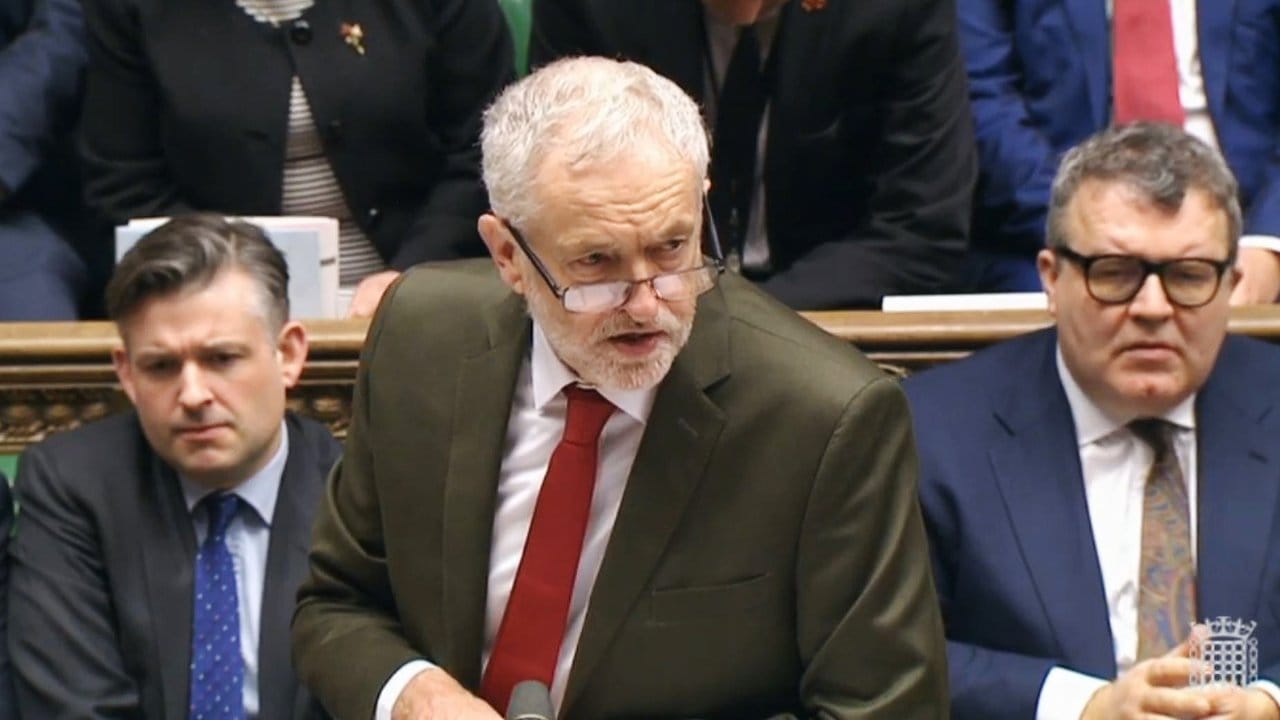 Der Chef der oppositionellen Labour-Partei, Jeremy Corbyn, kommt ebenfalls im Unterhaus zu Wort.