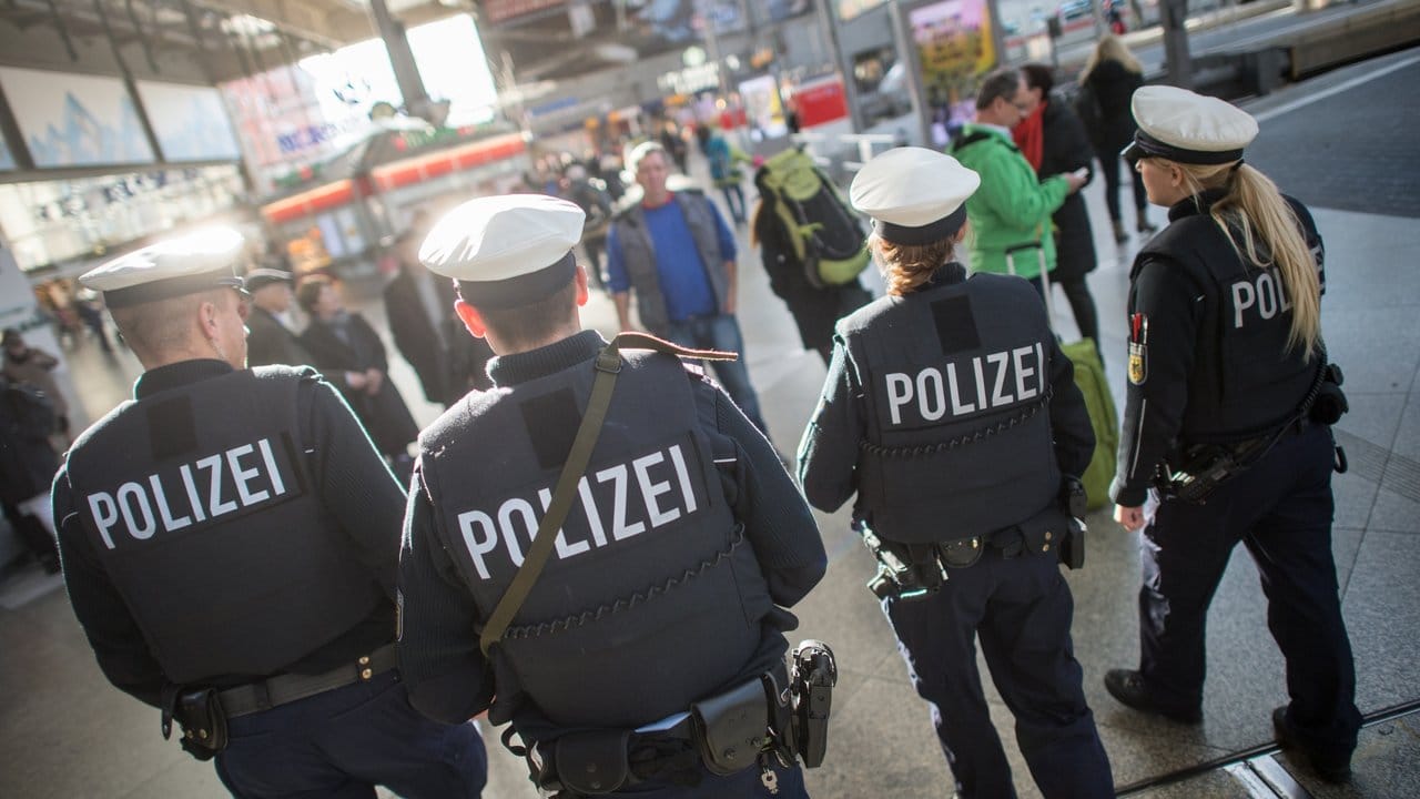Bundespolizisten gehen auf dem Hauptbahnhof in München: Im Jahr 2015 wurden fast 64 400 Attacken auf Polizisten registriert.