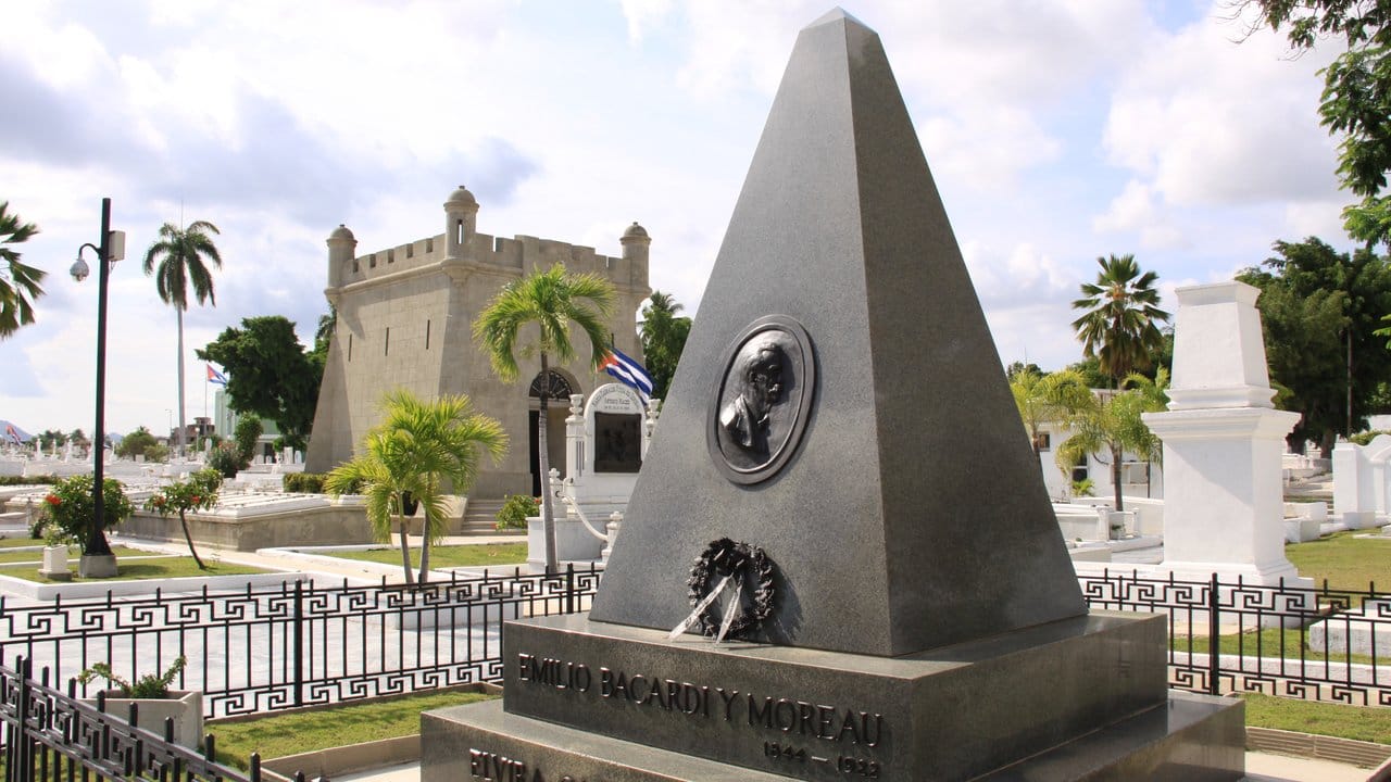 Das Grab des Rum-Barons Emilio Bacardi steht auf dem Friedhof Santa Ifigenia von Santiago.