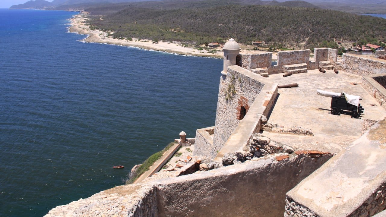Der Blick von der Festung Castillo del Morro reicht von Santiago bis zur Sierra Maestra.