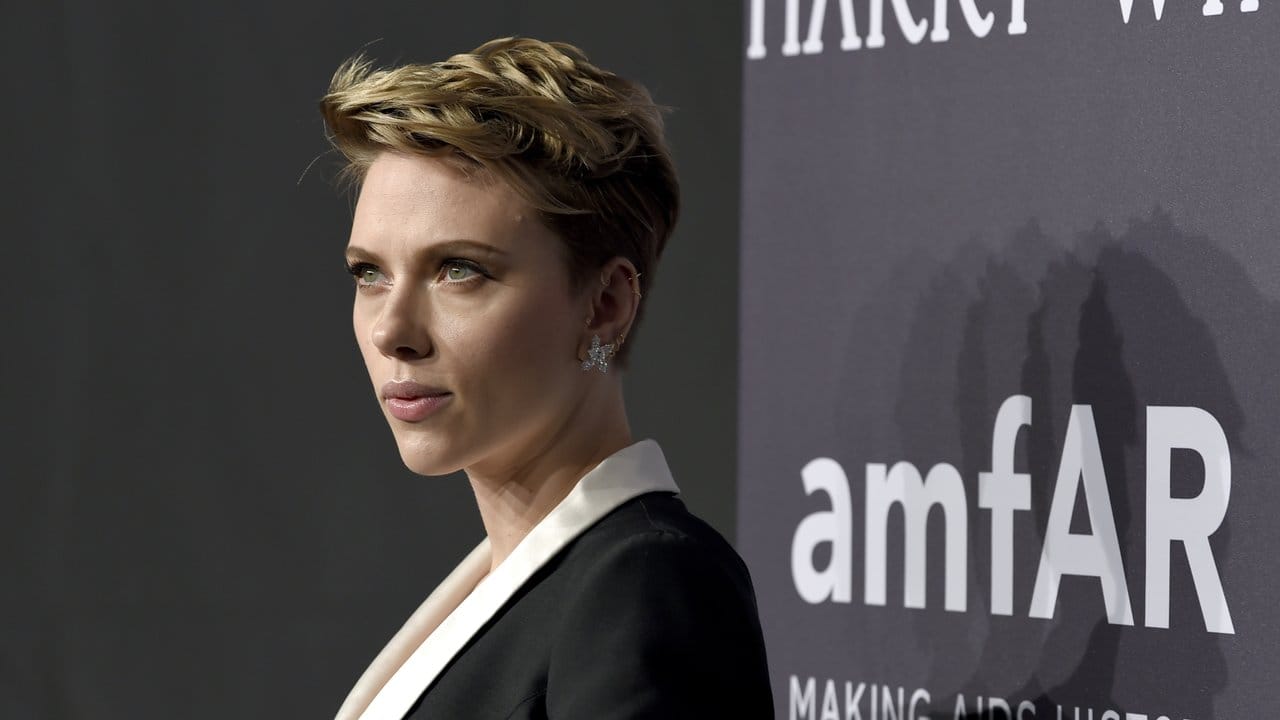 Scarlett Johansson trägt ein Outfit von Versace.