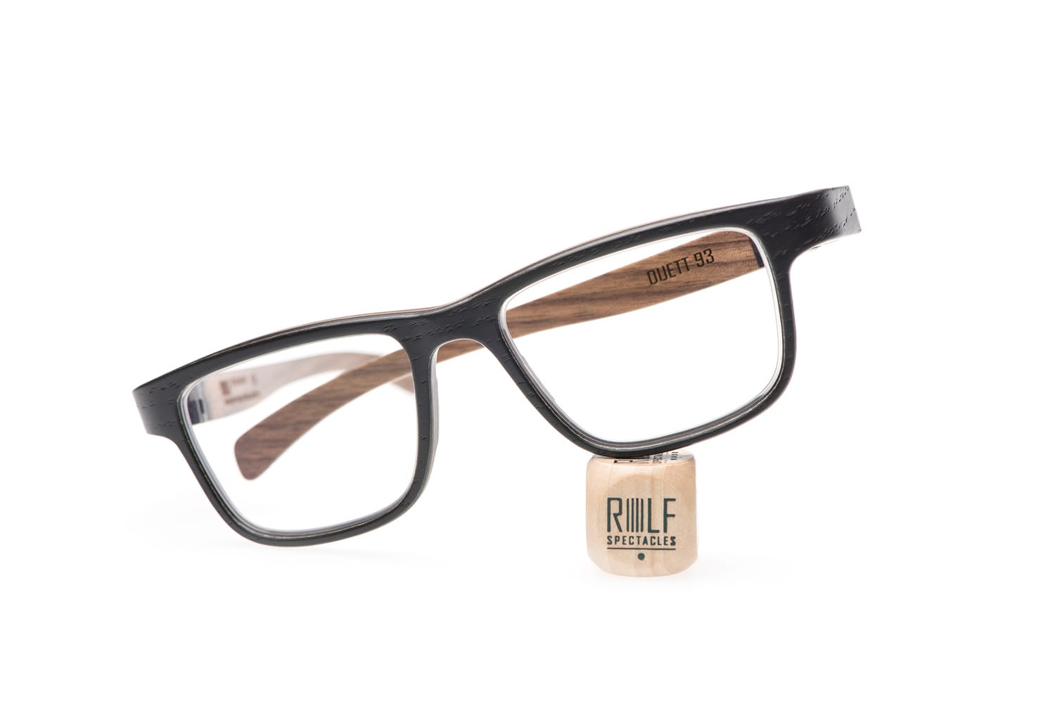 Der Hype um Brillen aus Naturmaterialien hat sich etwas gelegt, aber sie sollten trotzdem nicht daran vorbei gehen: Die Holzfassung "Duett 93" aus der "evolved collection" von ROLF hat beispielsweise den Green Product Award 2016 erhalten.