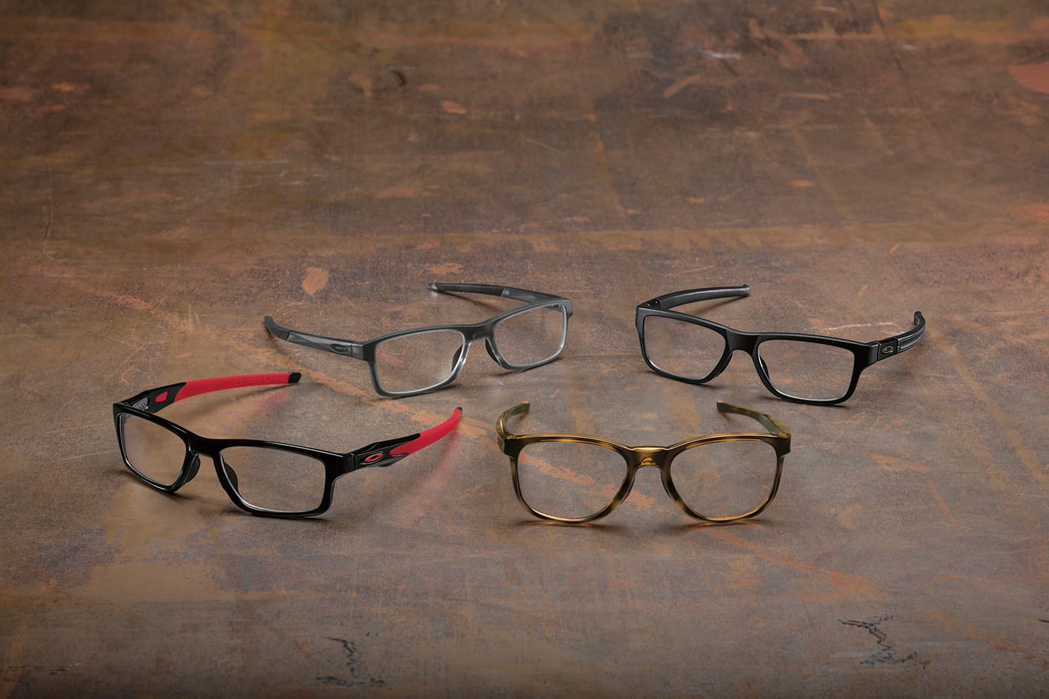 Kommt gut: transparente Brillen – wie das graue Modell "Pitchman R 50" von Oakley um 160 Euro.