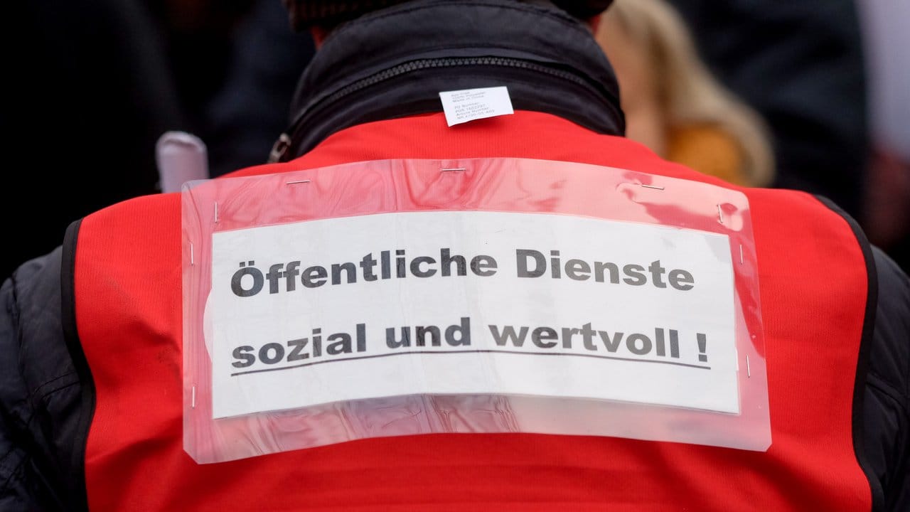 Die Forderungen der Gewerkschaften sieht die Tarifgemeinschaft deutscher Länder als zu hoch an.
