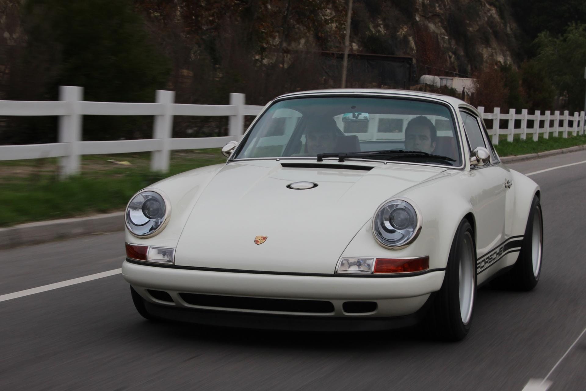 Ein großer der Umbau-Szene ist die Firma Singer. Hier bekommen mittelalte Porsche 911 einen coolen 70er-Jahre-Look verpasst.