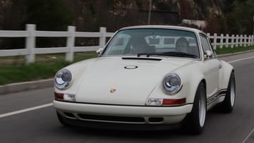 Ein großer der Umbau-Szene ist die Firma Singer. Hier bekommen mittelalte Porsche 911 einen coolen 70er-Jahre-Look verpasst.