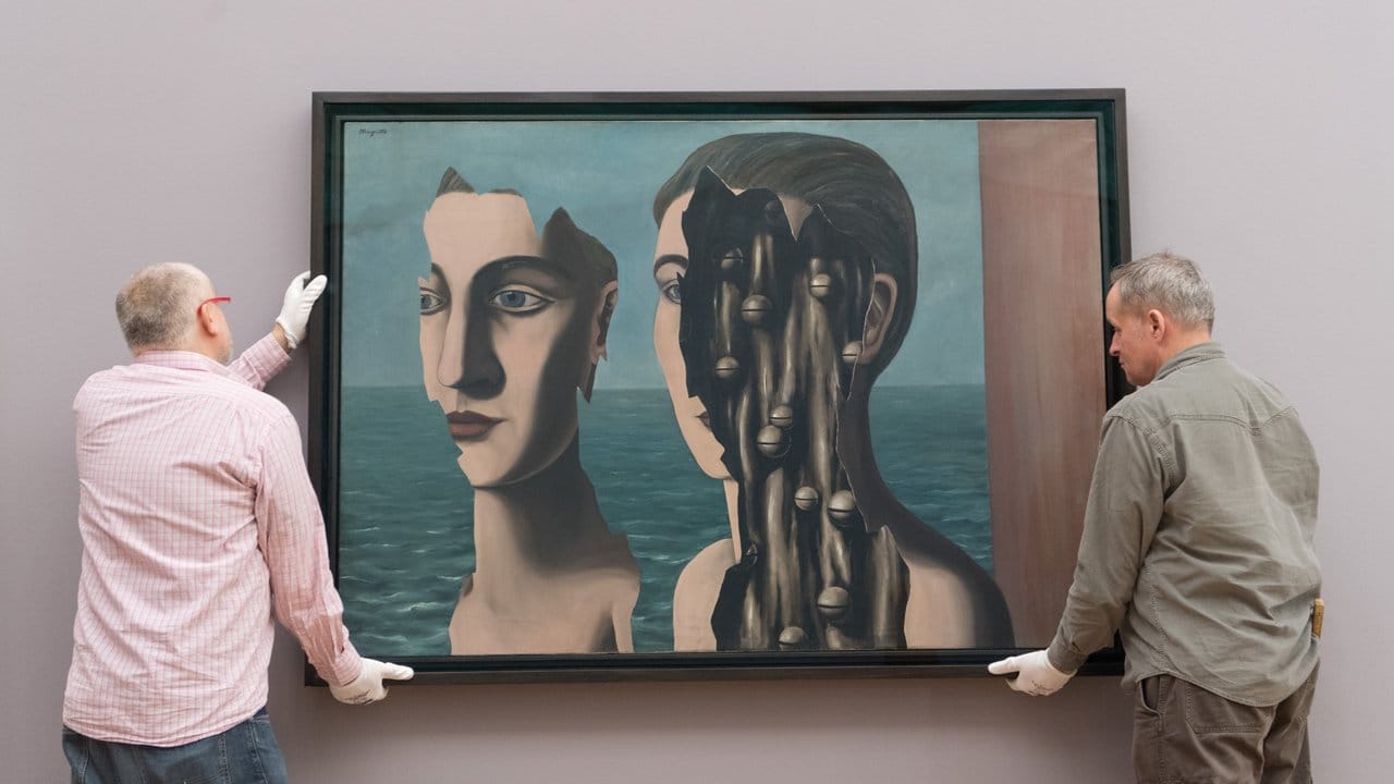 Das Bild "Der geheime Doppelgänger" von René Magritte wird in der Kunsthalle Schirn aufgehängt.