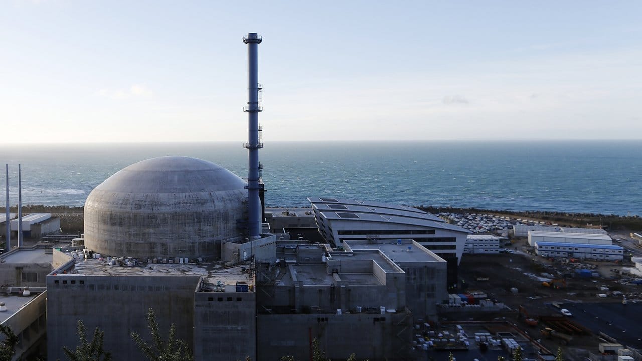Das Atomkraftwerk in Flamanville besteht aus zwei Reaktoren, die 1985 und 1986 ans Netz gingen.