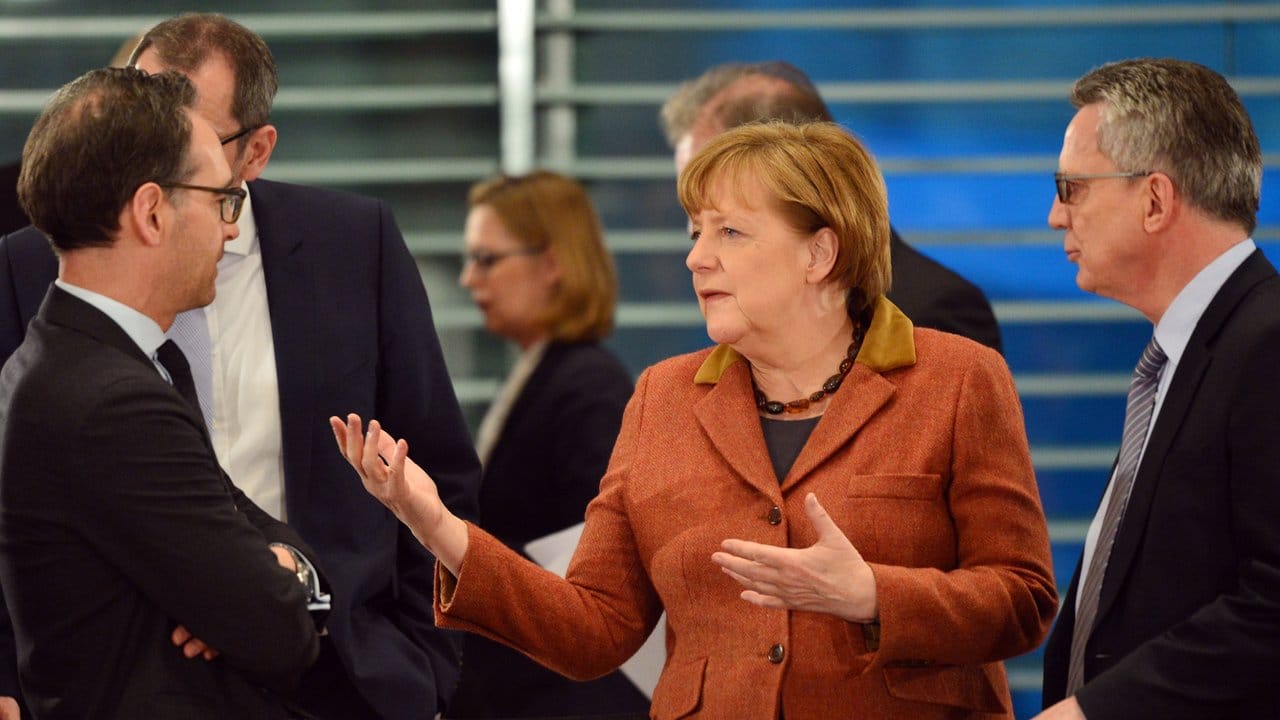 Justizminister Maas (l-r), Kanzlerin Merkel und Innenminister de Maiziere beim Treffen der Regierungschefs der Länder und der Bundesregierung.