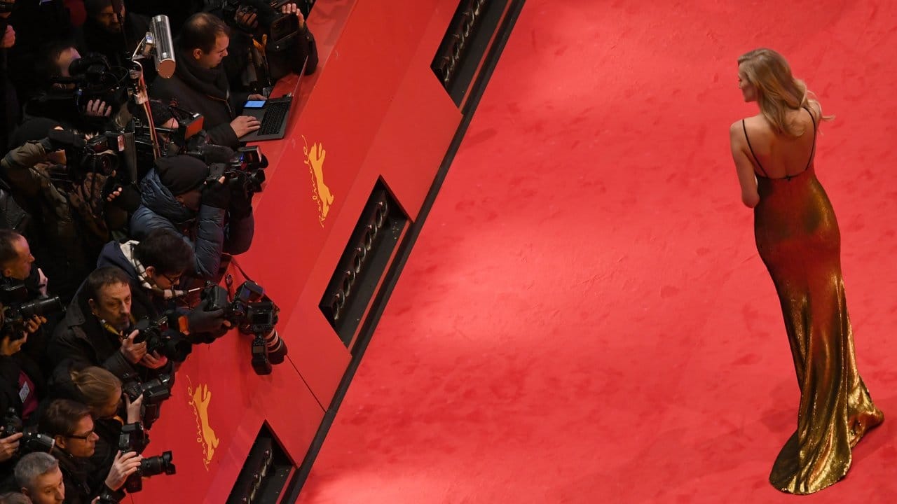 Glänzendes Gold: Toni Garrn auf dem roten Teppich.