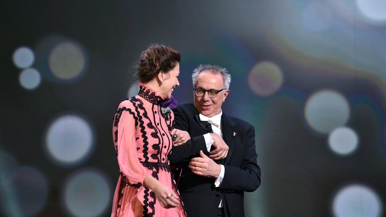 Jurymitglied Maggie Gyllenhaal hat sich bei Berlinale-Direktor Dieter Kosslick untergehakt.