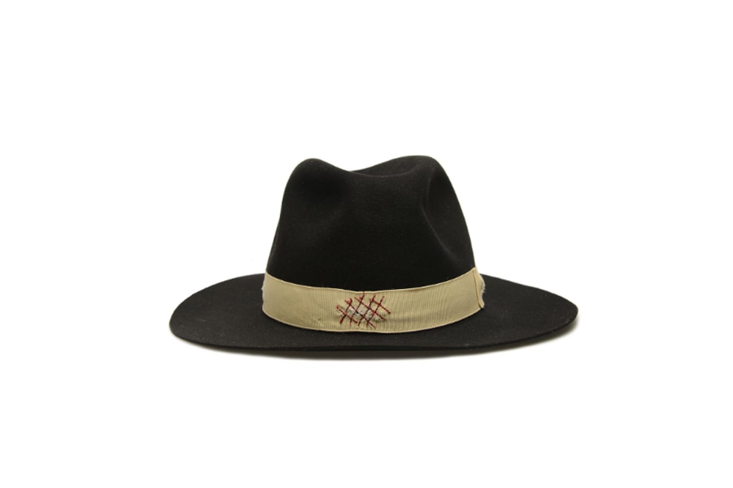 Ein Hut mit sehr breiter Krempe und hohem, eckigem Schaft, wie der handgefertigte Hut aus Biberfilz von Borsalino (um 739 Euro über Verypoolisih) streckt runde Gesichter.