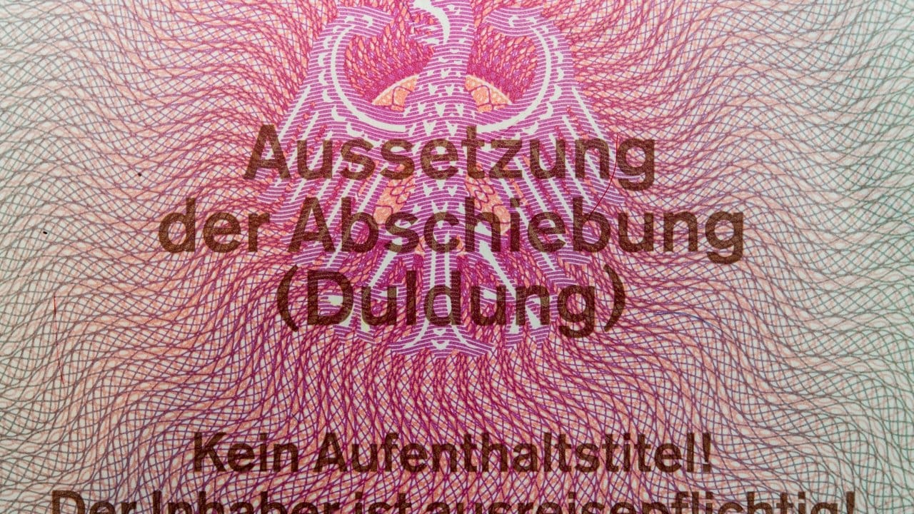 Ein Ausweis mit dem Vermerk "Aussetzung der Abschiebung (Duldung)".