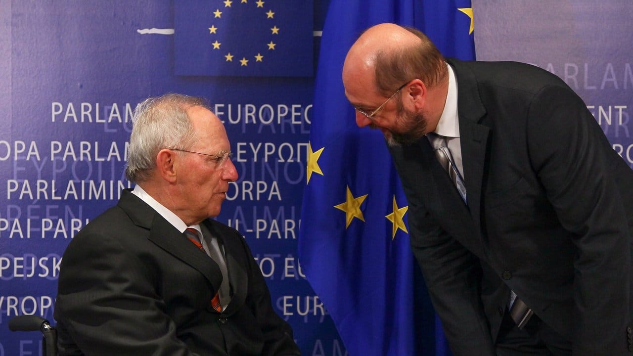 Wolfgang Schäuble und der damalige EU-Parlamentspräsident Martin Schulz in Brüssel - jetzt vergleicht Schäuble Schulz mit Donald Trump.