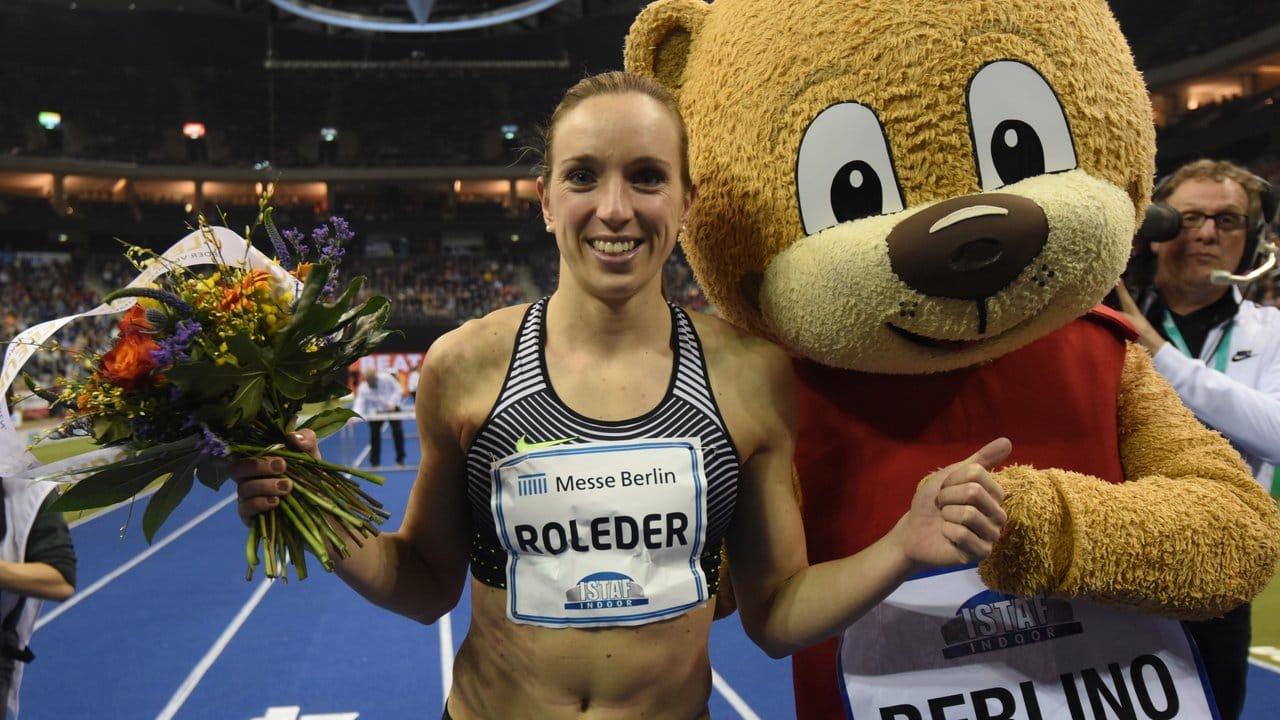 Strahlende Siegerin: Cindy Roleder feiert ihren Sieg über 60 Meter Hürden der Frauen mit Maskottchen Berlino.