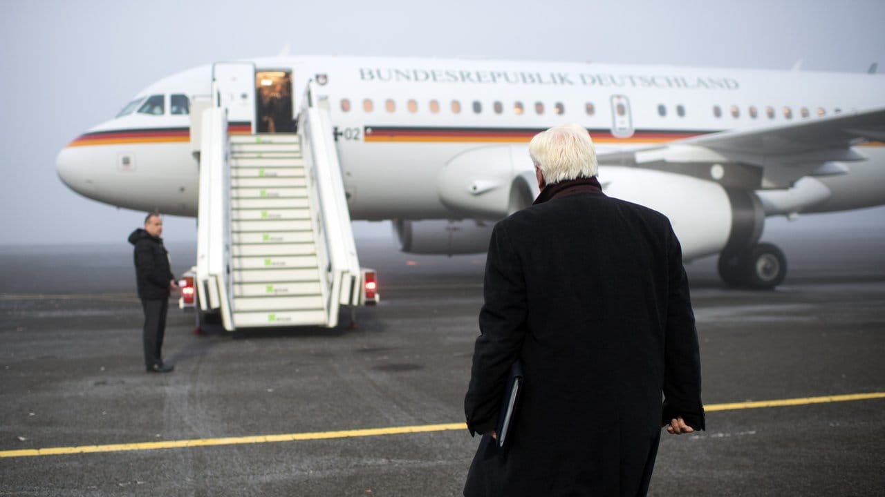 In seinem Amt als Bundesaußenminister ist Frank-Walter Steinmeier im Dezember 2016 auf dem Weg nach Griechenland.