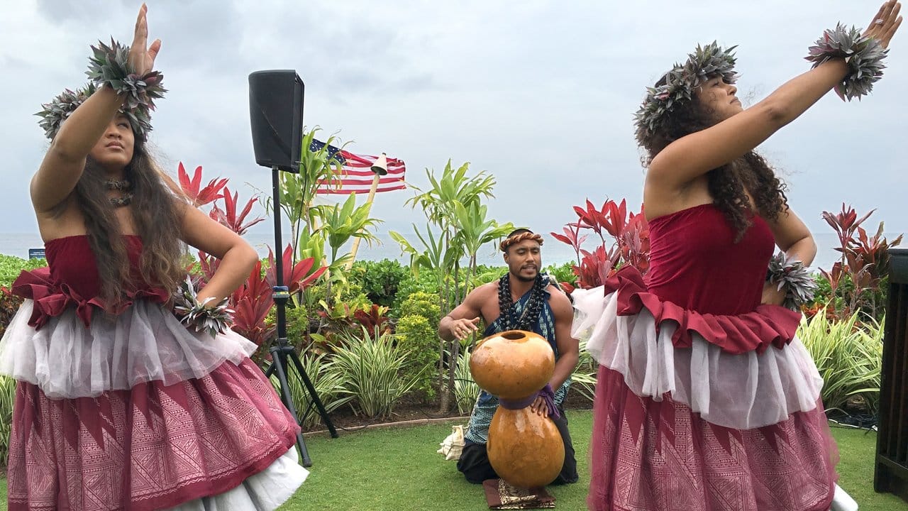 Hawaiianische Tänzer treten vor der Auslosung der Partien für die Fed-Cup-Begenung zwischen den USA und Deutschland auf.