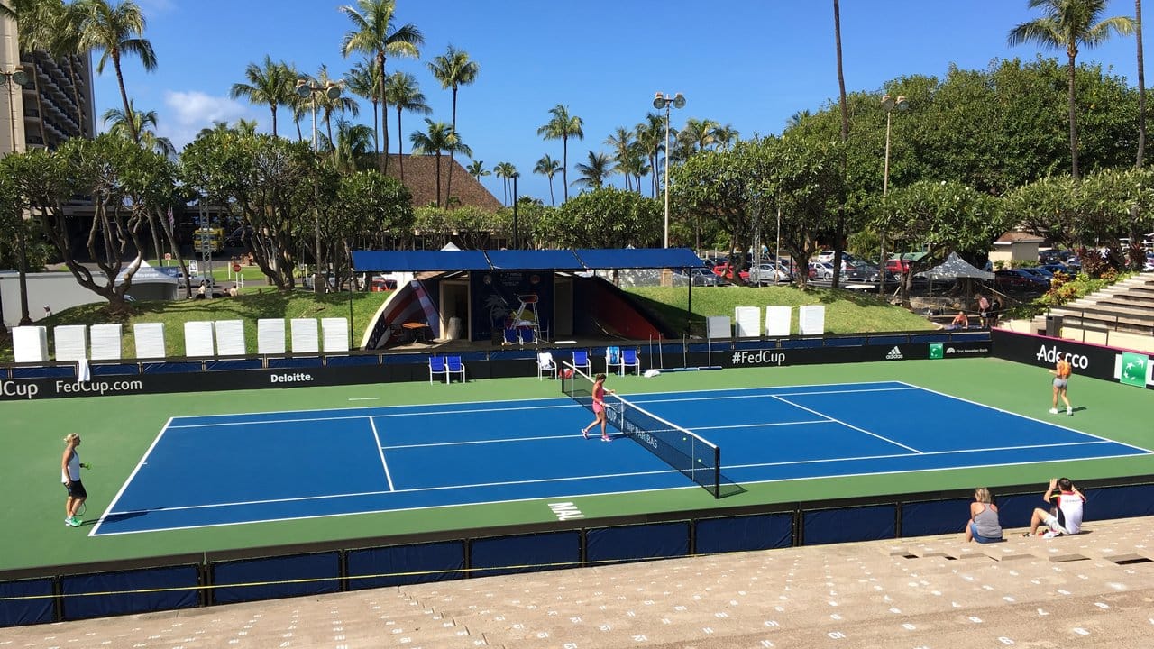 Andrea Petkovic und Julia Görges trainieren auf dem Center Court der Royal Lahaina Tennis Ranch auf der Hawaii-Insel Maui.