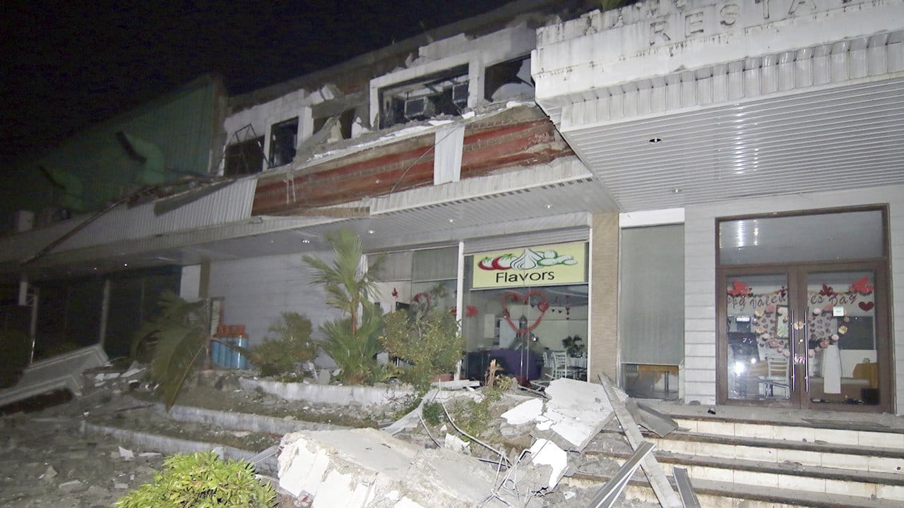 Herabgestürzte Gebäudeteile liegen in der Provinz Surigao del Norte vor einem Haus.