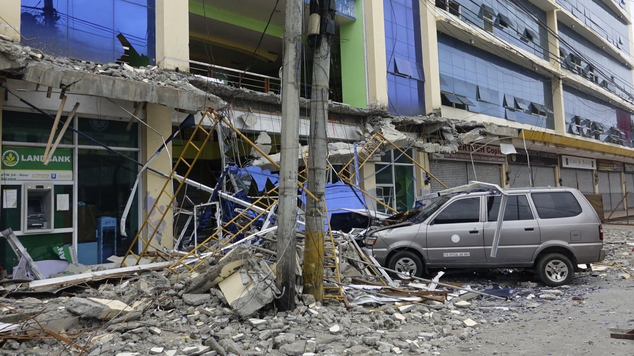 Bei einem Erdbeben der Stärke 6,7 sind im Süden der Philippinen mehrere Menschen ums Leben gekommen.