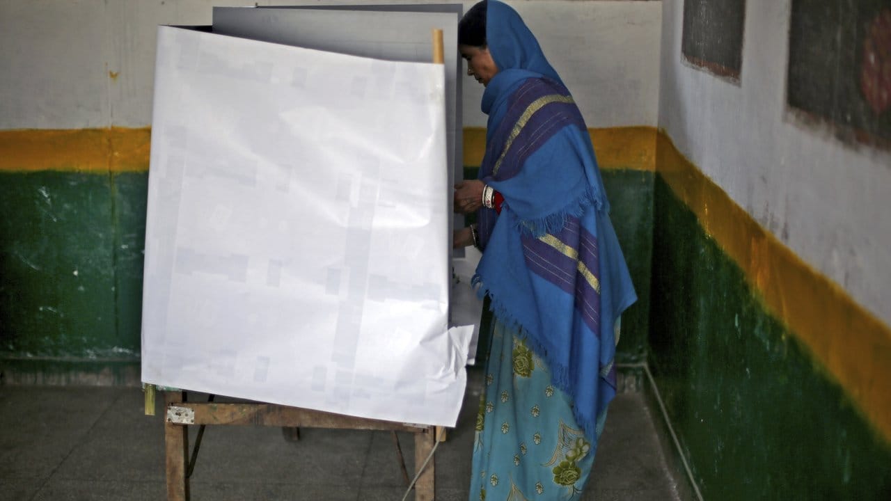 Eine Frau in Bhangel im Bundesstaat Uttar Pradesh in der Wahlkabine eines Wahllokals.