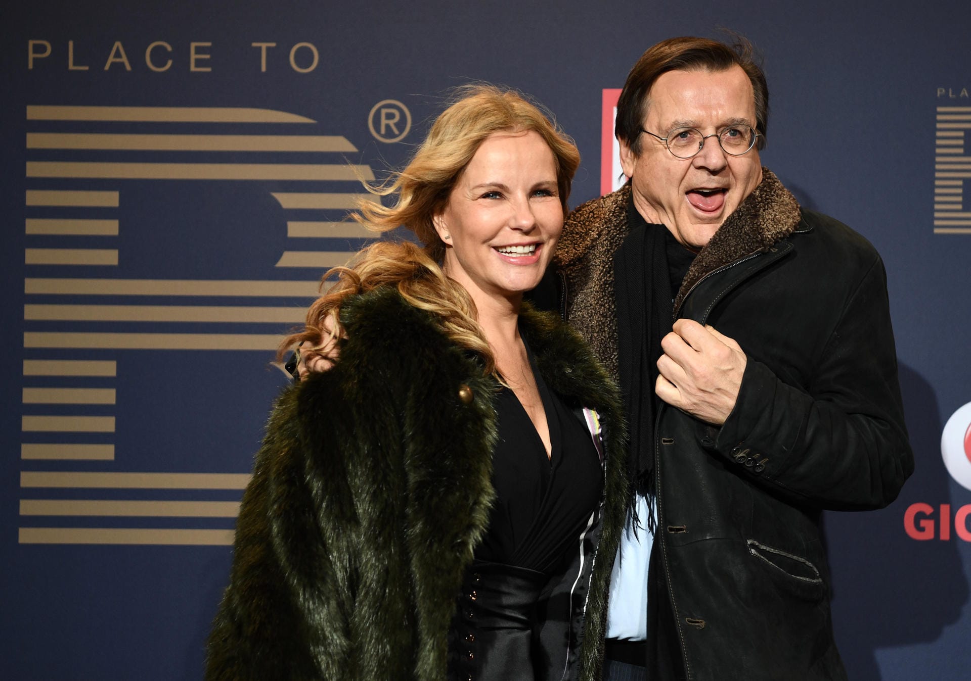 Katja Burkard und Ehemann Hans Mahr ist offensichtlich kalt.