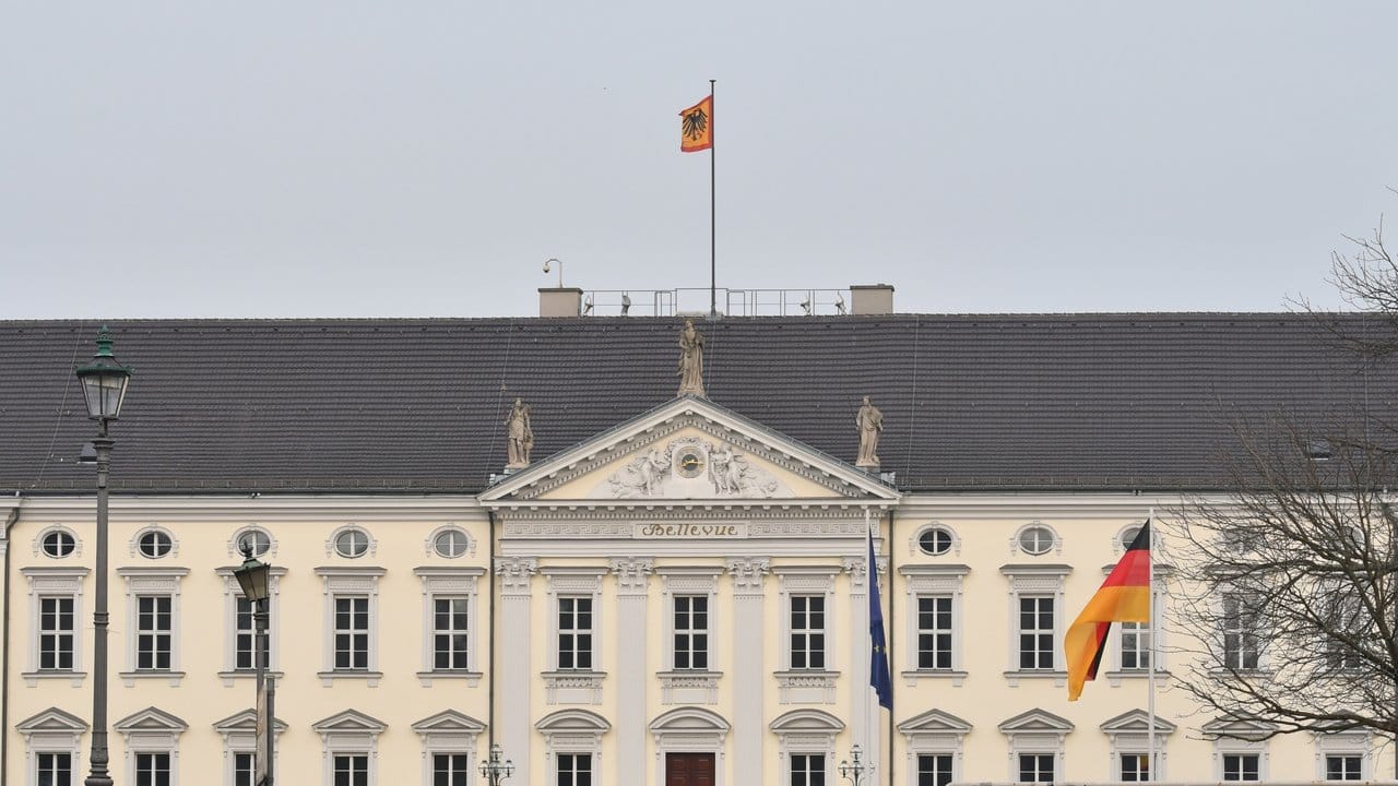 Die Flagge des Bundespräsidenten weht auf Schloss Bellevue, dem Dienstsitz des Bundespräsidenten.