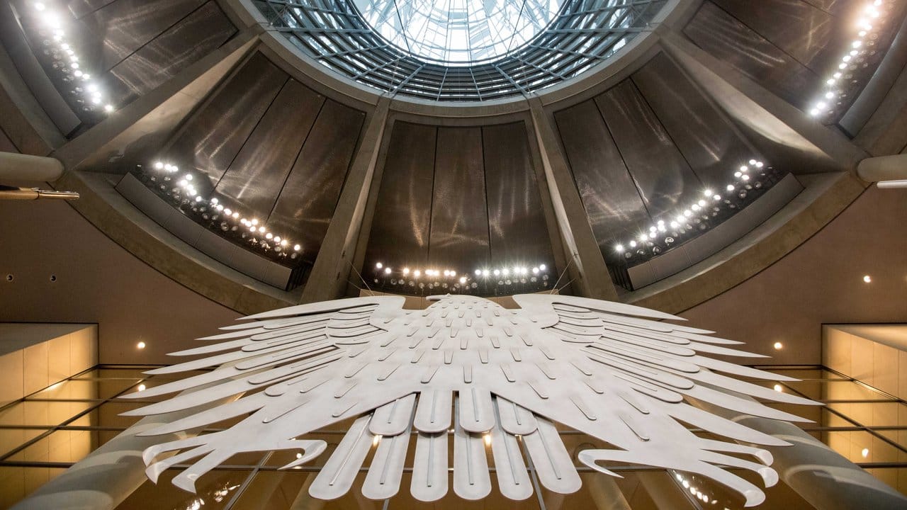 Blick von unten: Der Bundesadler im Plenarsaal des Bundestages in Berlin.