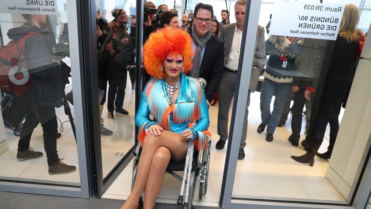 Drag Queen Olivia Jones kam im Rollstuhl zur Fraktionssitzung der Grünen.