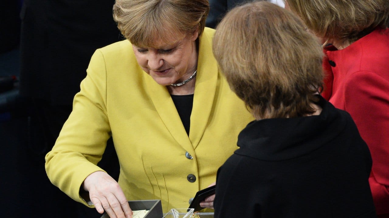 Bundeskanzlerin Angela Merkel gibt bei der Wahl des Bundespräsidenten ihre Stimme ab.