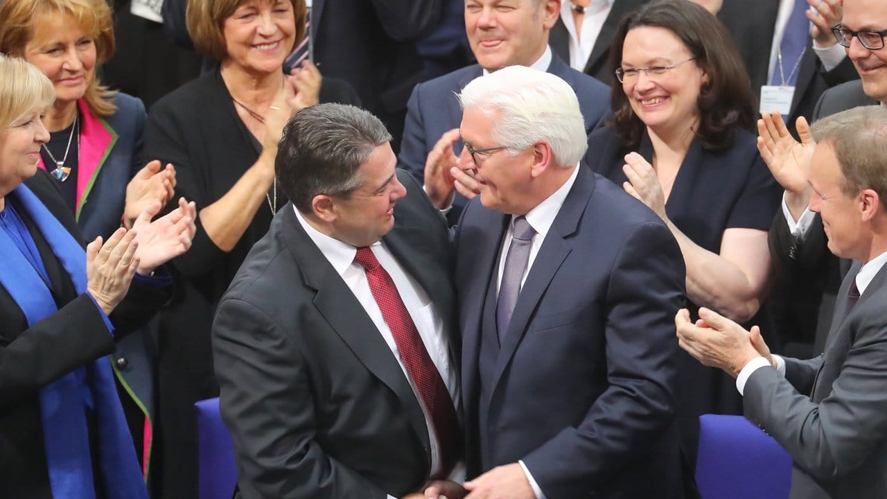 SPD-Chef Sigmar Gabriel gratuliert dem künftigen Bundespräsidenten Frank-Walter Steinmeier.