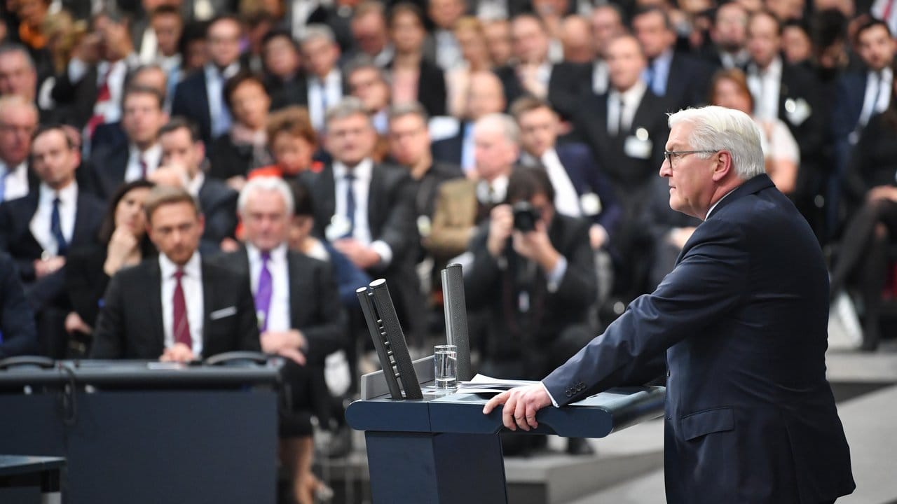 Der designierte Bundespräsident Steinmeier nach der Wahl am Rednerpult.