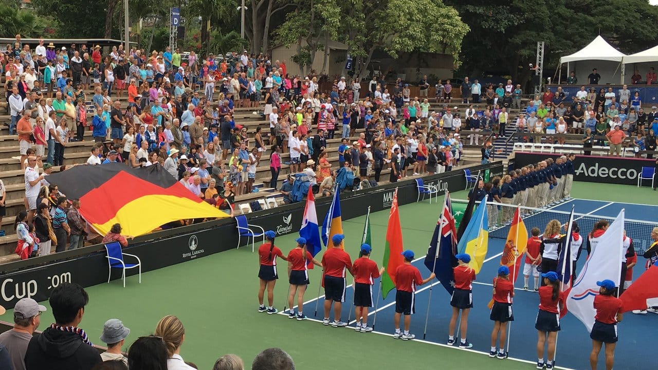 Fassungslos: Das Fed-Cup-Team und die Fans in der Arena auf Hawaii müssen statt der deutschen Nationalhymne die erste Strophe des Deutschlandliedes hören.