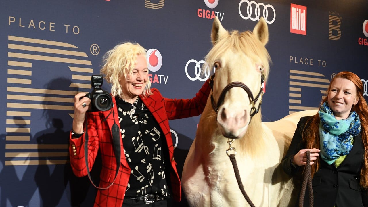 Auf der Berlinale geht es tierisch zu: Fotografin Ellen von Unwerth mit einem Pferd (rechts eine Tiertrainerin).