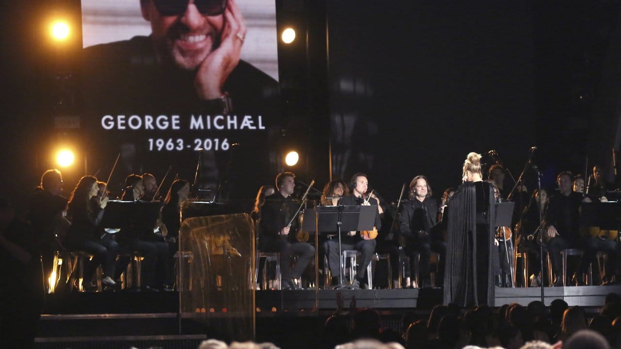 Adele ehrte den verstorbenen George Michael mit dem Song "Fastlove" - und musste gleich zweimal ansetzen.