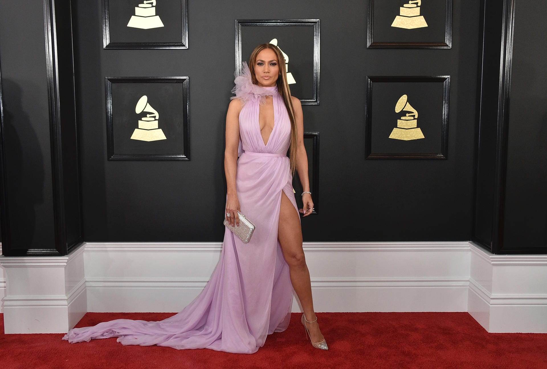 Ein tiefes Dekolleté und das berühmte Jolie-Bein: Pop-Diva Jennifer Lopez kam in einem fliederfarbenen Kleid mit Schleppe.