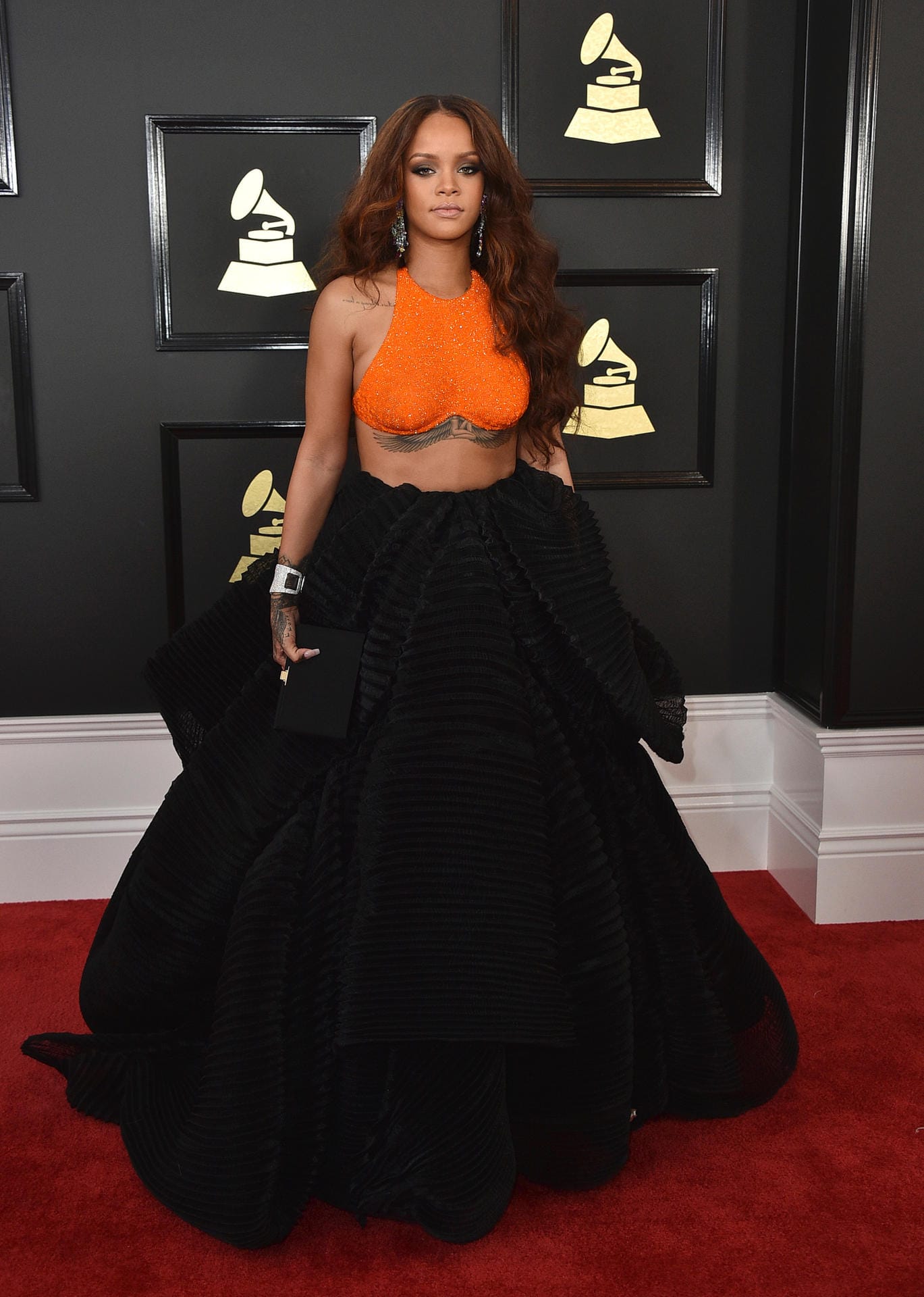 Rihanna wählte den dramatischen Look: ein orangefarbenes Crop Top und ein XXL-Rock aus Samt.