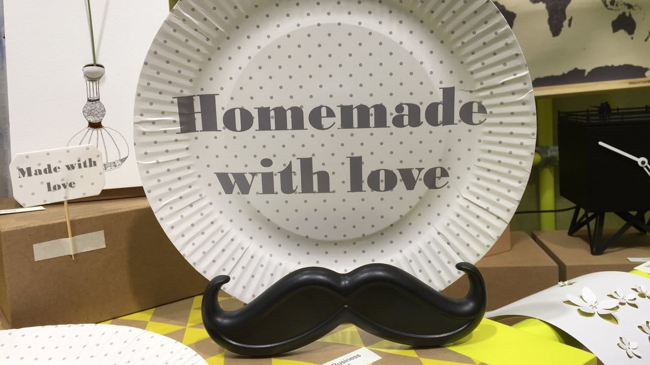 Aus einem Pappteller wird mit einem einfachen Spruch ein Hingucker: "Homemade with love", hausgemacht mit Liebe, ziert das Produkt von Bloomingville.