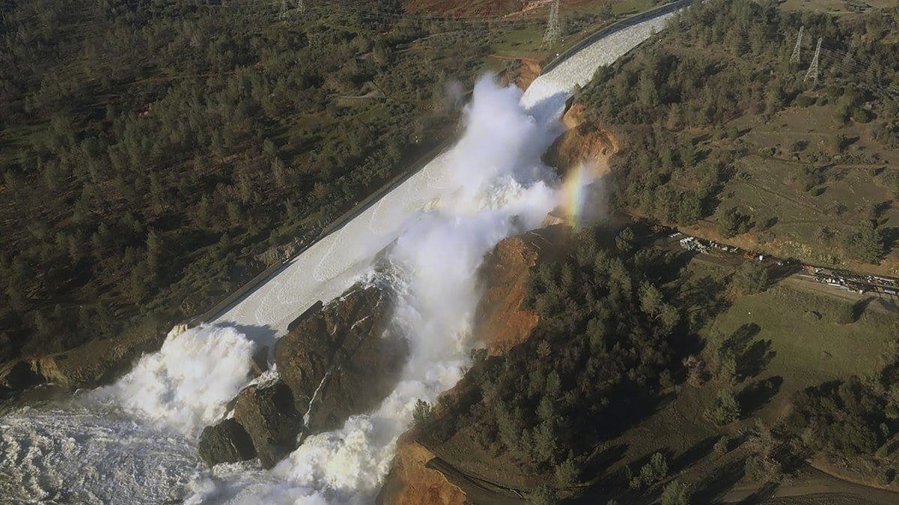 Der beschädigte Überlauf des Staudamms am erodierten Hang im kalifornischen Oroville.