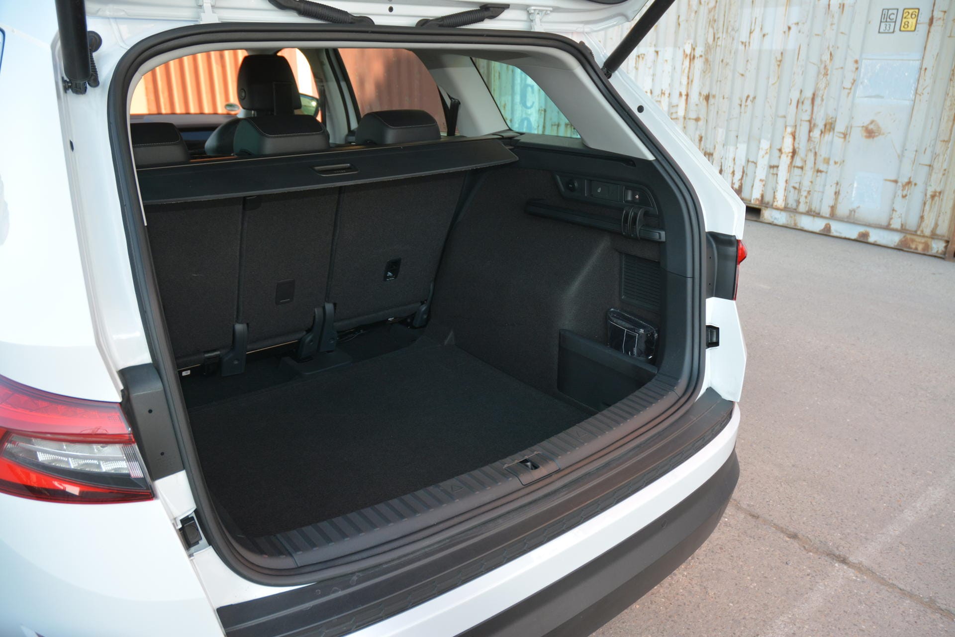 Wie bei Skoda gewohnt, bietet auch der Kodiaq extra viel Raum. Als Fünfsitzer imponiert der Kofferraum mit einem Stauvolumen von 650 Litern. Insgesamt sind es gut zwei Kubikmeter.
